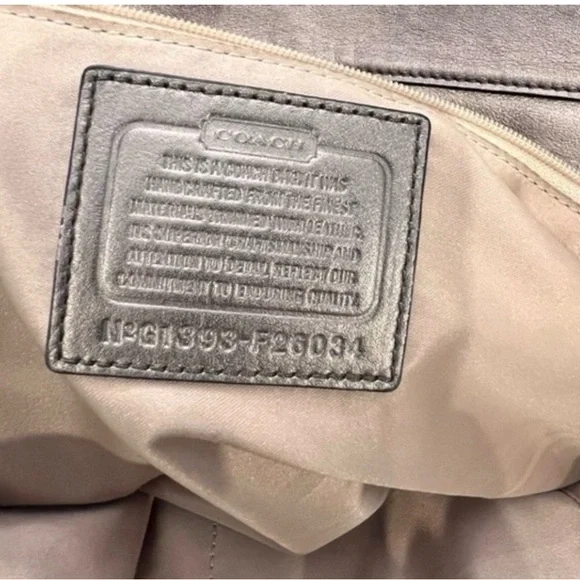 COACH "Taylor" Python Snake
Print Alexis Carryall
Shoulder Bag - Picture 11 of 15